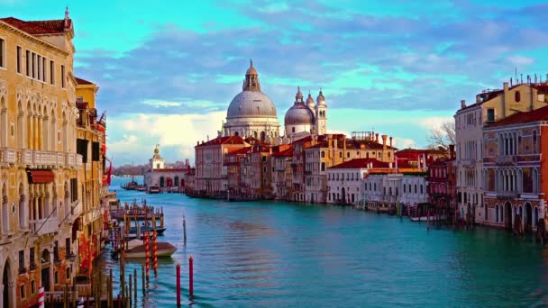 Венеціанський міський краєвид на Гранд-канал серед стародавніх будівель. — стокове відео