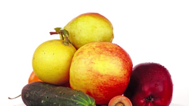 Lahodné ovoce a zelenina s kapkami vody na bílém — Stock video