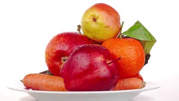 Assiette avec de délicieux fruits et légumes frais sur blanc — Video