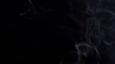 Koyu arkaplanda açık beyaz duman