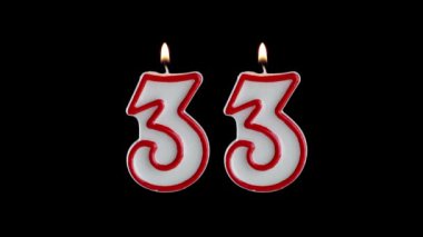 Siyah bir arkaplanda 33 numara şeklinde mum.