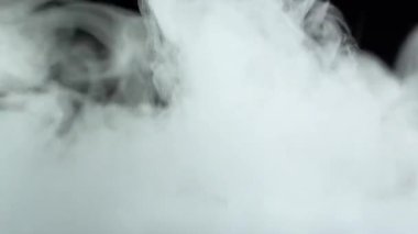 Siyah arka planda beyaz sigara dumanı