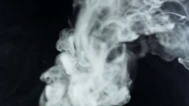 Siyah arka planda elektronik sigara satışı.