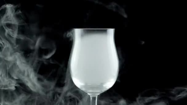 Bílý kouř vstupuje do skleněného poháru — Stock video