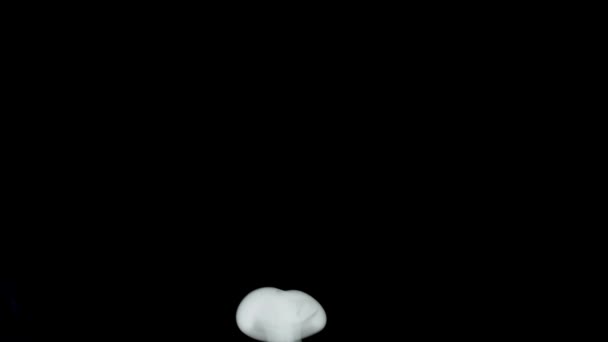 Vit svamp ånga kommer i slow motion på svart bakgrund — Stockvideo