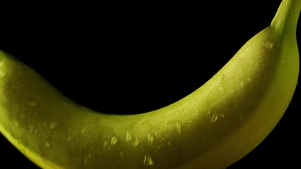 Υγρή μπανάνα περιστρέφεται σε απομονωμένο φόντο — Αρχείο Βίντεο