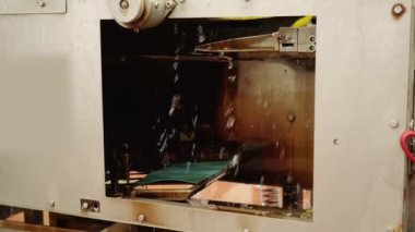 Otomatik ekipman ağ torbalarını taze çiğ faşistlerle doldurur