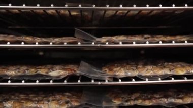 Çiğ faşist paketleriyle birlikte metal raflar boyunca hareket et