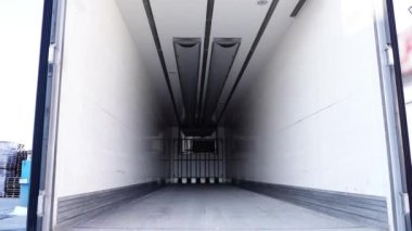 Yiyecek taşıyan kamyonun içinde hareket var.