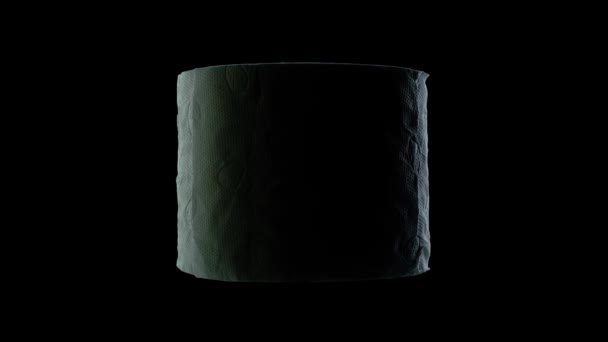 Туалетная бумага вращается на изолированном черном фоне — стоковое видео