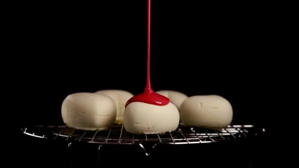Verser la cerise rouge sucrée sur un petit gâteau sur un plateau de refroidissement — Video