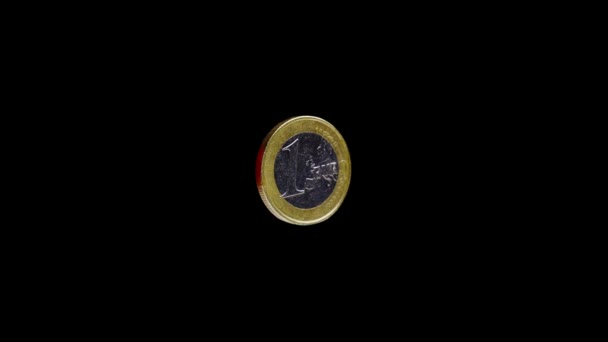 Glänzende Ein-Euro-Münze mit gerippter Seite auf schwarzem Hintergrund — Stockvideo