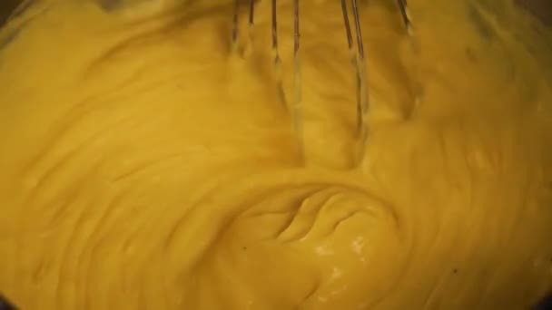 Térdelve nyers tészta habverővel tartályban, fényközelről — Stock videók