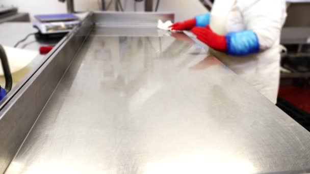 Donna operaia salviette grande tavolo metallico in cucina ristorante — Video Stock