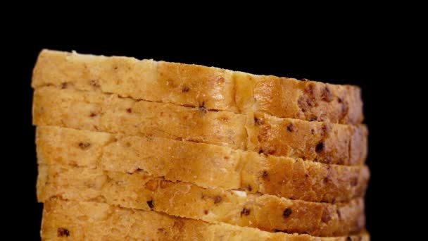 Свіжий хліб, нарізаний шматочками, повільно крутиться на чорному — стокове відео