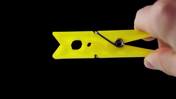 Pessoa abre e fecha panos de plástico amarelo em preto — Vídeo de Stock