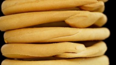 Geleneksel bossola simit yığını siyah arkaplanı açar