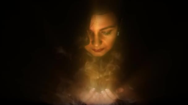 Elegant kvinna håller stigande ånga gyllene ljus ansikte — Stockvideo
