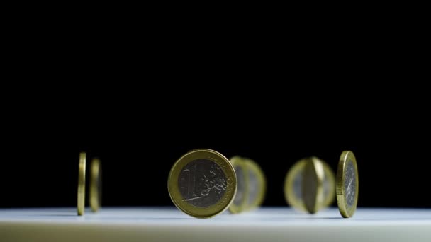Рух навколо набору блискучих монет євро, що стоять на ребрах — стокове відео