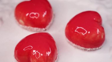 Lezzetli tatlı kalp şeklinde kekler beyaz tabakta servis edilir.