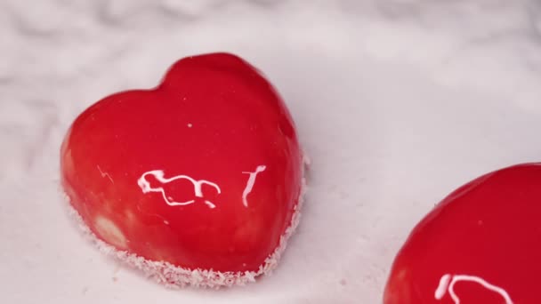 Sabrosos pasteles con glaseado rojo y coco servido en el plato — Vídeos de Stock