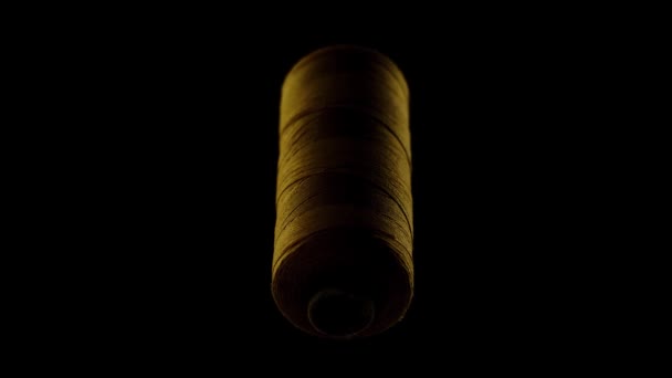 Χρυσό χρωματιστό νήμα ραπτικής σε μαύρο φόντο — Αρχείο Βίντεο