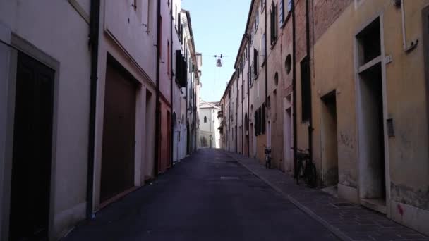 Piccola strada locale con biciclette sul marciapiede presso gli edifici — Video Stock