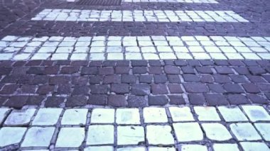 Yoldaki gri ve beyaz yaya geçidi kaldırımda gideri var.