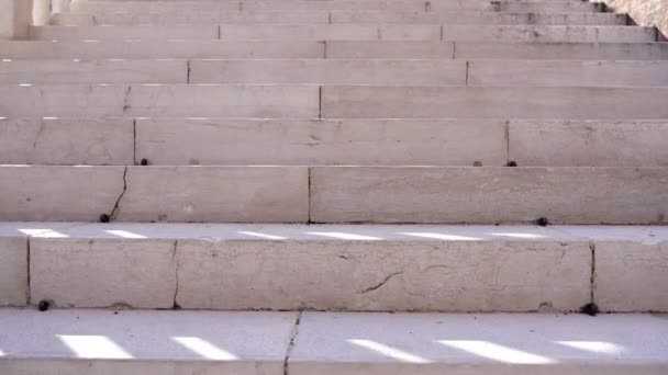 Исторические большие широкие белые лестницы знаменитой местной достопримечательности — стоковое видео