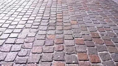 Terracotta elementli gri asfalt güneş ışığını yansıtıyor