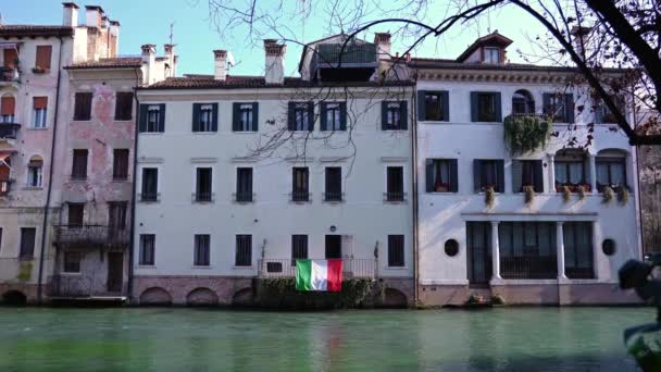 Edificio vintage con ampio balcone basso in metallo con bandiera — Video Stock