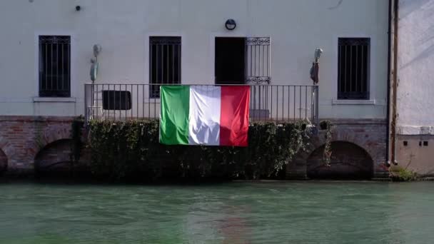 Piros fehér és zöld nemzeti zászló korlátokon a folyó felett — Stock videók