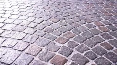 Eski kasabadaki yerel yolda gri granit kaldırım dizayn edilmiş.
