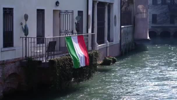 Rood witte en groene vlag op balkon leuning over rivier — Stockvideo