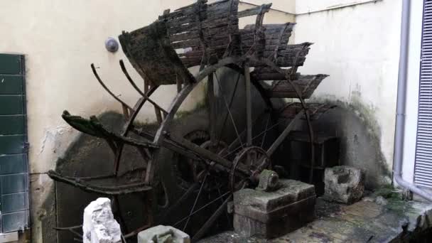 Устаревшее черно-коричневое колесо водяной мельницы — стоковое видео