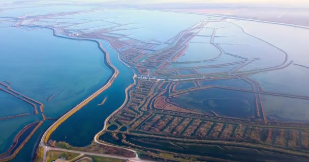 Uzun adalardaki küçük yollar ve göl kenarındaki arazi şeritleri — Stok video