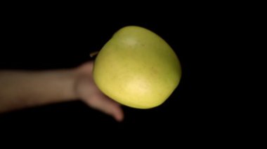 Elleri yeşil elma fırlatır ve yakalar.