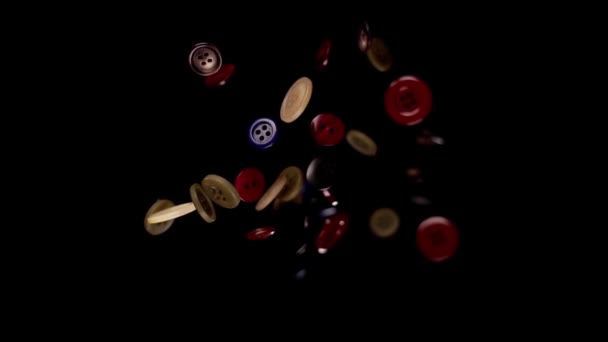 Farklı renkte parlayan düğmeler siyah arkaplana düşer — Stok video