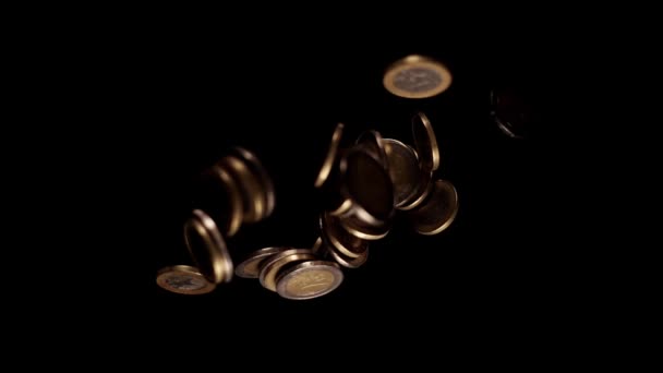 Pequeñas monedas de oro y plata caen reflejando la luz — Vídeo de stock