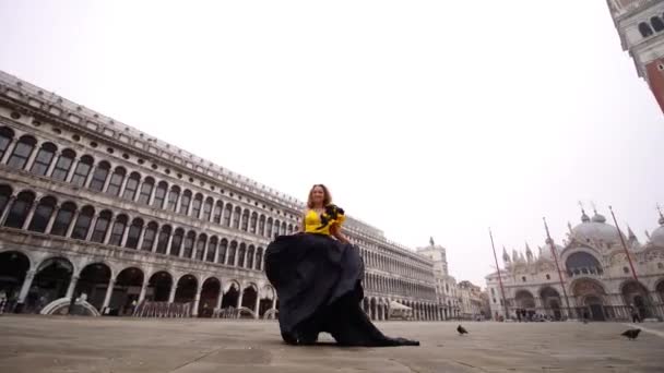 Mujer feliz en vestido de mascarada posa para la cámara en la plaza — Vídeos de Stock