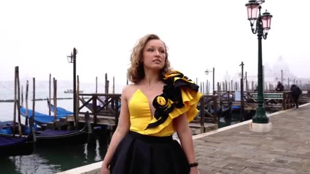 Lady i designer klänning poser förberedda för Venedig maskerad — Stockvideo