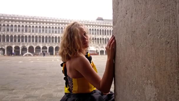 Леди в модном черно-желтом платье позирует перед камерой — стоковое видео