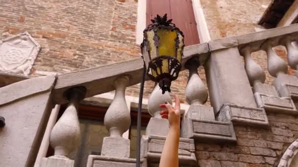 Vékony hölgy ruha érinti antik lámpa mutatóujjal — Stock videók