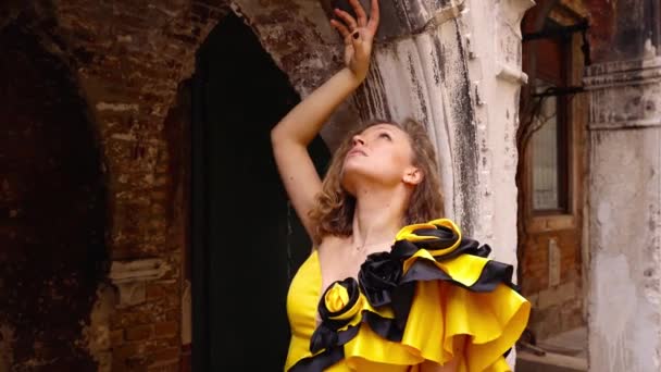 Ηρεμία τρυφερή κυρία ποζάρει φορώντας φωτεινό φόρεμα μεταμφίεσης — Αρχείο Βίντεο