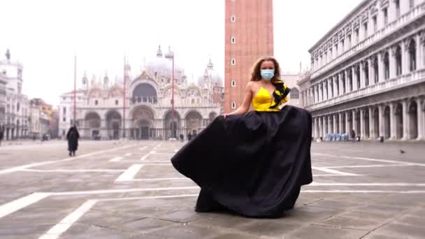 Модель держит платье подол и выполняет осквернение вдоль площади — стоковое видео