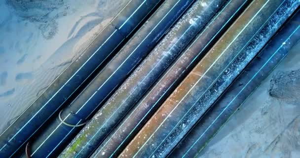 Stare plastikowe rury odwadniające kolor leżą na piasku morza plaży — Wideo stockowe