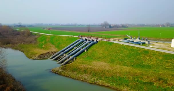 Ponte stradale sul sistema di approvvigionamento idrico tubi sul fiume per campo — Video Stock