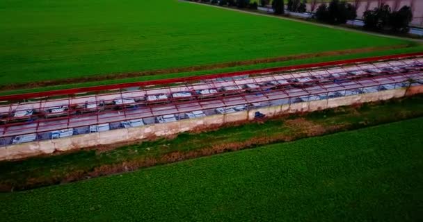 Långt takfritt lager nära vattenkanalen i grönt fält — Stockvideo