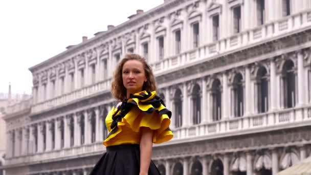 Femme en robe de carnaval designer pose contre carré vide — Video