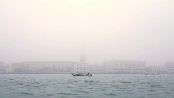 Stadssilhouet met oude gebouwen in mist door lagune — Stockvideo